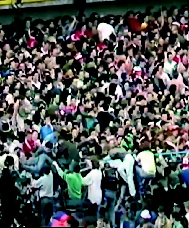 1989년 4월 15일 영국 셰필드 힐즈버러 축구 경기장 관중석으로 몰려든 사람들에게 이미 들어온 관중이 밀려서 깔리고 있다. 일부 관중은 철제 펜스를 타고 넘어 피신하고 있다. 유튜브 화면 캡처