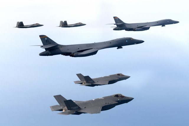 한미 공군이 1일 서해 상공에서 우리 측 F-35A 전투기와 미측의 B-1B 전략폭격기 및 F-22·F-35B 전투기로 연합공중훈련을 시행하고 있다. 공군 제공