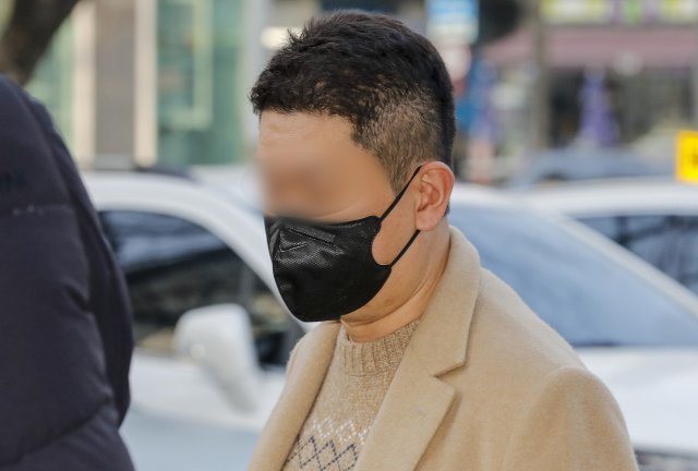 가상화폐거래소 빗썸의 실소유주로 알려진 사업가 강종현 씨가 1일 오전 서울 양천구 서울남부지방법원에서 열린 특정경제범죄가중처벌법상 횡령·배임, 자본시장법상 사기적 부정거래 혐의 관련 구속 전 피의자 심문(영장실질심사)에 출석하고 있다. 2023.2.1. 뉴스1