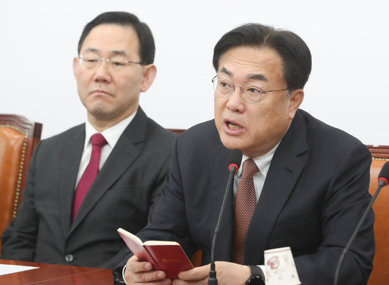 Jin-seok Jeong, chairman of the People's Power Emergency Response Committee, speaks at the Emergency Response Committee meeting held at the National Assembly in Yeouido, Seoul on the 2nd.  2023.2.2 News 1