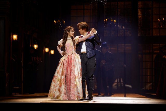 연극 ‘셰익스피어 인 러브’는 영국의 대문호 셰익스피어가 자신의 희곡 ‘로미오와 줄리엣’처럼 주인공 비올라와 극적인 사랑에 빠지는 이야기를 다룬다. 쇼노트 제공