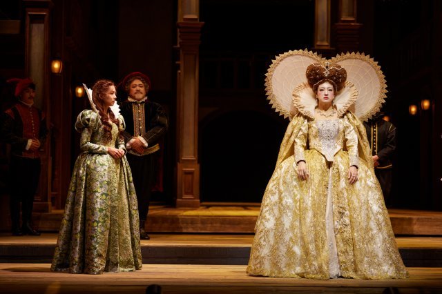 비올라(왼쪽)와 영국 여왕 엘리자베스 1세(오른쪽)의 화려한 드레스는 관객의 시선을 단숨에 사로잡는다. 쇼노트 제공