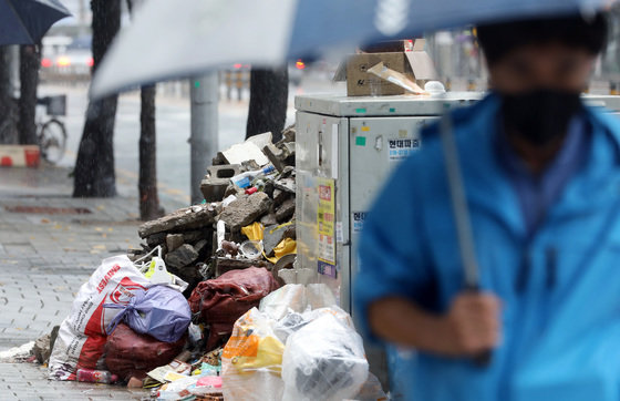 지난해 기록적인 폭우로 피해를 입은 서울 관악구 신림동 다세대 주택 대로변에 쓰레기더미가 쌓인 모습. ⓒ News1