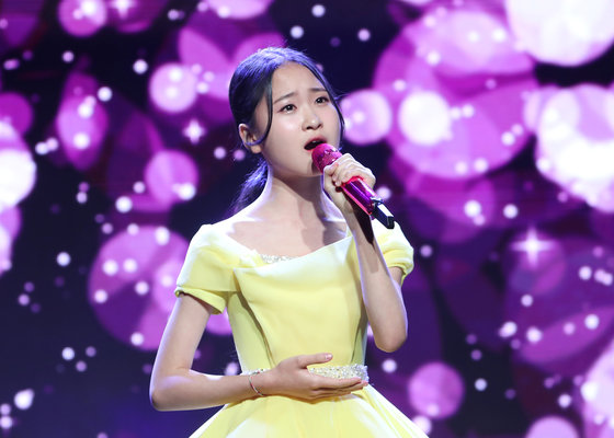 가수 김다현이 2일 서울 강남구 일지아트홀에서 가진 2집 정규 앨범 ‘열다섯’ 발매 쇼케이스에서 신곡을 선보이고 있다. 2023.2.2/뉴스1 ⓒ News1