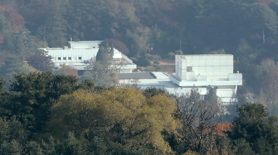 7일 서울 용산구 한남동 새 대통령 관저가 보이고 있다. 대통령실 관계자에 따르면 한남동 관저로 이삿짐 대부분이 옮겨진 상태이며 이르면 이번주 중 대통령 부부가 입주할 것으로 예상되고 있다. 2022.11.7 뉴스1