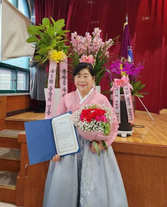 2일 인천 미추홀구 남인천중·고등학교에서 열린 졸업식에서 중학교 최고령 졸업자인 이영자(81) 할머니가 졸업장을 받고 환하게 웃고 있다. 남인천중·고등학교 제공