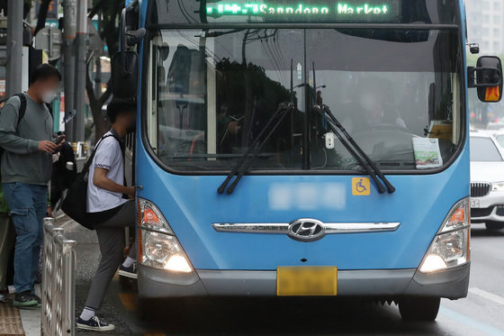 대구 시내 한 버스정류장에서 출근길 시민들이 버스에 오르고 있다. 2022.4.26/뉴스1