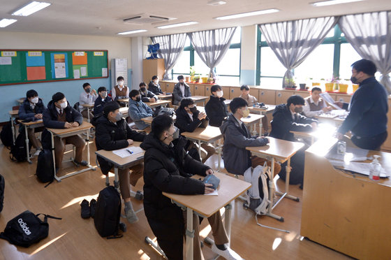 실내마스크 해제 첫날인 30일 오전 광주 서구 서석중학교에서 학생들이 교실 내부에서도 마스크를 쓰고 있다. 2023.1.30/뉴스1 ⓒ News1