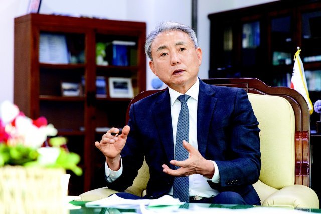 윤환 인천 계양구청장은 1일 동아일보와의 인터뷰에서 “현장 중심의 소통 행정을 목표로 구민들에게 먼저 다가가는 청장이 되겠다”며 
“구민 참여, 전문가 자문을 바탕으로 ‘꿈을 향한 변화의 도시’를 만들기 위해 최선을 다하겠다”고 말했다. 인천 계양구 제공