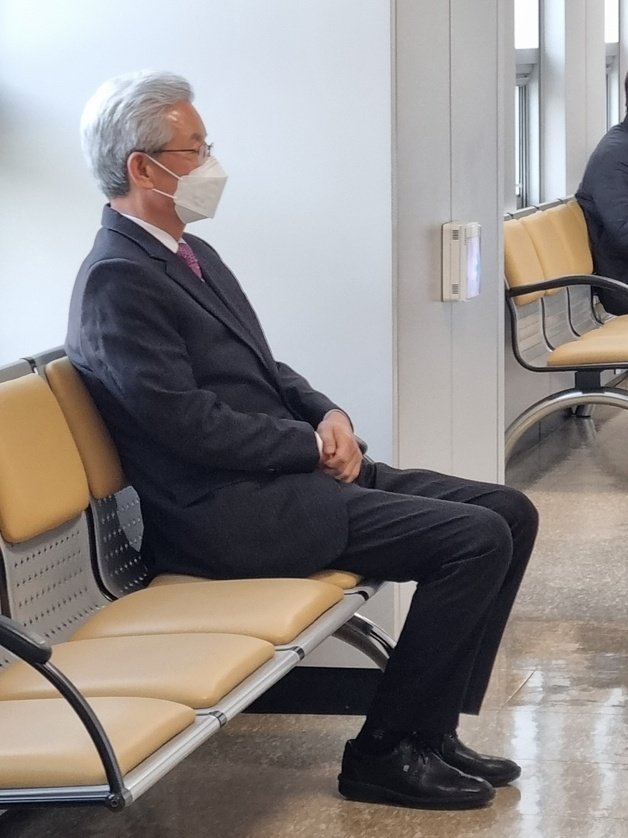 더불어민주당 정정순 전 의원이 2일 청주지법 법정 앞에서 항소심 선고 순서를 기다리고 있다. 뉴스1