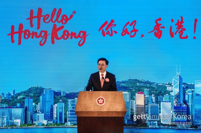 존 리 홍콩 행정장관이 2일 홍콩 컨벤션센터에서 열린 20억 홍콩달러(약 3117억 원) 규모 ‘헬로 홍콩’ 캠페인 론칭 행사에서 전 세계 관광객들에게 무료 항공권 50만 장을 나눠주겠다고 발표했다. ⓒ(GettyImages)/코리아