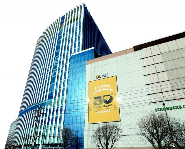 30주년 로고가 걸린 이마트 성수점 전경