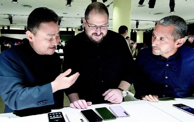 1일(현지 시간) 미국 샌프란시스코 머소닉 오디토리엄에서 열린 ‘갤럭시 언팩 2023’ 현장 체험 공간에서 노태문 삼성전자 
모바일경험(MX)사업부장이 크리스티아누 아몽 퀄컴 최고경영자, 히로시 록하이머 구글 수석부사장(왼쪽부터)에게 신제품을 소개하고 
있다. 삼성전자 제공