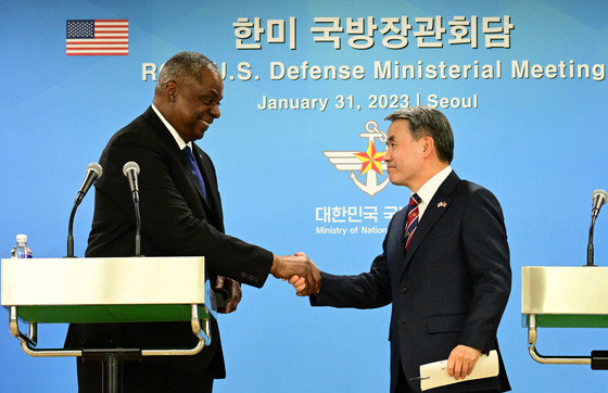 이종섭 국방부 장관과 로이드 오스틴 미국 국방부 장관이 31일 오후 서울 용산 국방부 청사에서 한·미 국방장관 회담 공동 기자회견 후 악수하고 있다. 2023.1.31/뉴스1 ⓒ News1 사진공동취재단