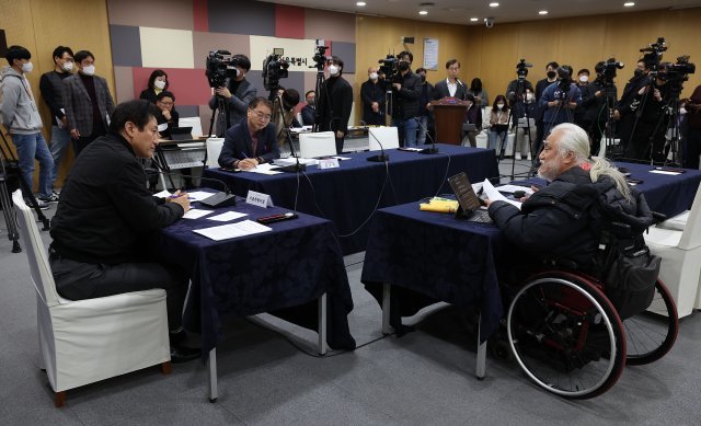 오세훈 서울시장이 2일 서울 중구 서울시청에서 박경석 전국장애인차별철폐연대와 간담회를 하고 있다. 2023.2.2. 사진공동취재단