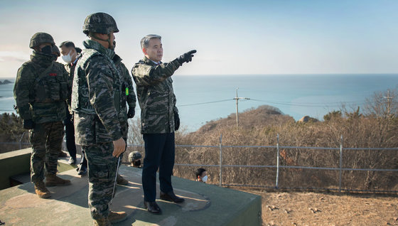 이종섭 국방부장관이 21일 인천 연평도 연평부대 방공진지에서 작전 지도를 하고 있다. 국방부 제공