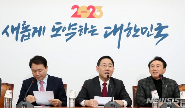 국민의힘 주호영 원내대표(가운데)가 3일 오전 서울 여의도 국회에서 열린 원내대책회의에서 발언하고 있다. 뉴시스