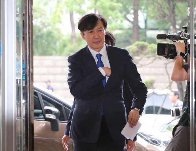 조국 법무부 장관 후보자가 2019년 8월 9일 인사청문회를 준비하기 위해 서울 종로구의 한 건물로 첫 출근을 하고 있다. 뉴스1