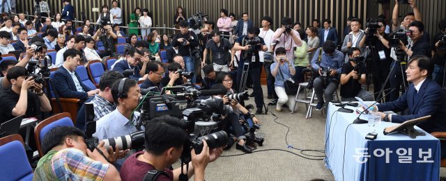 조국 법무부 장관 후보자가 2019년 9월 2일 오후 서울 여의도 국회에서 열린 기자간담회에 참석했다. 최혁중 기자 sajinman@donga.com