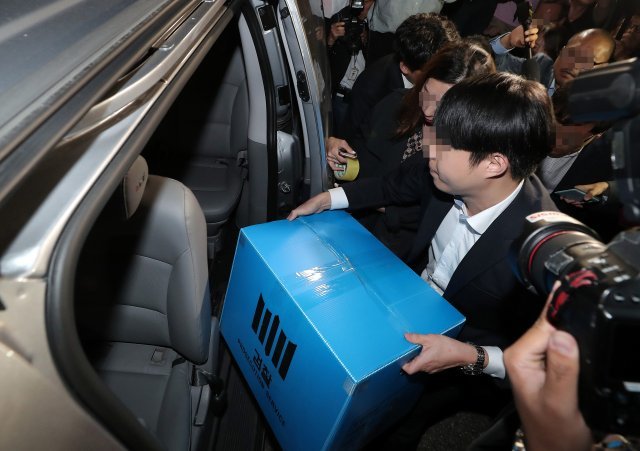 검찰이 2019년 9월 23일 조국 법무부 장관의 서울 서초구 자택 압수수색을 마친 뒤 박스를 싣고 있다.  사진공동취재단
