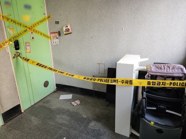 아동학대치사 혐의로 긴급체포된 A씨(24·여)의 주거지. A씨의 주거지에는 지난달 30일부터 2일 오전 2시까지 홀로 방치된 2살배기 남아가 숨진 채 발견됐다. 건물 외부에는 유모차가 남겨져 있다.2023.2.2/뉴스1