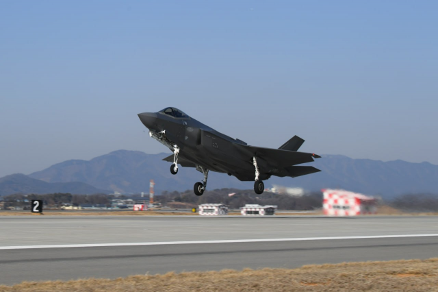 한국 공군 스텔스 전투기 F-35A ‘프리덤 나이트(Freedom Knight)’가 3일 오후 한미 연합공중훈련을 위해 청주기지 활주로에서 이륙하고 있다. 공군 제공