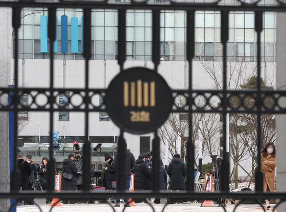 김성태 전 회장이 귀국한 17일 수원시 영통구 수원지검에서 취재진들이 분주하게 움직이고 있다. 2023.1.17/뉴스1