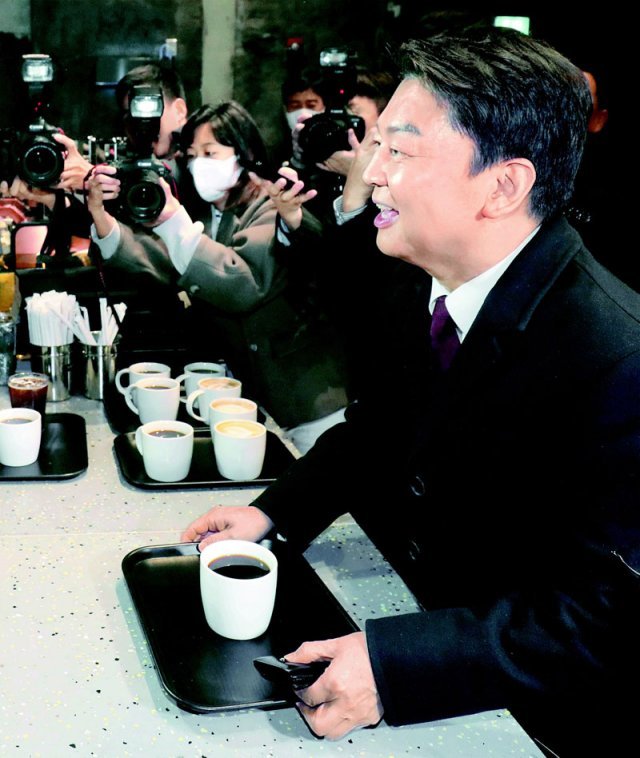 경동시장 카페 찾은 안철수 국민의힘 당 대표 선거에 출마한 안철수 의원이 서울 동대문구 경동시장의 한 카페에서 주문한 커피를 받고 있다. 뉴스1