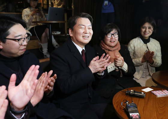 국민의힘 당권주자인 안철수 의원이 3일 서울 동대문구 경동시장 내 한 카페에서 시민들과 차담회를 하고 있다. 2023.2.3/뉴스1