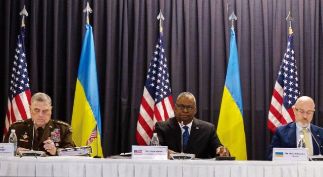 로이드 오스틴 미국 국방장관(가운데)이 독일 람슈타인 공군기지에서 열린 회의에 참석해 우크라이나에 대한 무기 지원 방안을 밝히고 있다. [DOD]