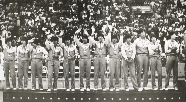 1984년 로스앤젤레스 올림픽 여자농구에서 은메달을 딴 한국 대표팀.  김영희 씨(오른쪽에서 세 번째)도 당시 멤버였다. 박찬숙 성정아 김화순 등도 보인다. 대한민국농구협회 제공