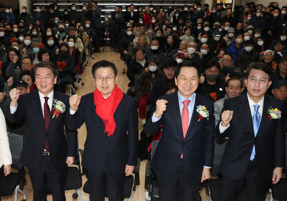 4일 경기 일산서구청에서 열린 국민의힘 고양정 당협의회 신년하례식에서 국민의힘 당권주자들이 기념촬영을 하고 있다. 왼쪽부터 안철수 의원, 황교안 전 미래통합당(국민의힘 전신) 대표, 김기현 의원, 윤상현 의원. 2023.2.4. 뉴스1