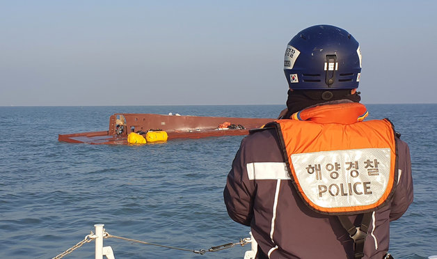 목포해양경찰이 5일 오전 전남 신안군 임자면 대비치도 인근 해역에서 어선 전복으로 실종된 9명에 대한 수색을 벌이고 있다. (목포해양경찰서 제공) 2023.2.5