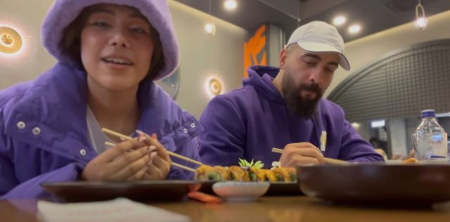 (왼쪽부터)티바 알-알리가 시리아 출신 연인과 한국음식을 먹고 있다. 티바 알-알리 유튜브 캡처