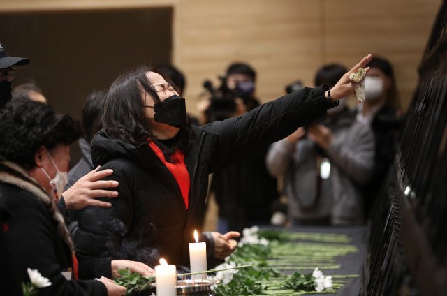 이태원참사 유가족들이 5일 서울 여의도 국회 의원회관에서 열린 10.29 이태원 참사 국회 추모제에서 오열하고 있다. 사진공동취재단