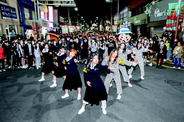 지난해 10월 열린 전북 군산시의 시간여행축제에서 서포터스들이 관람객들을 상대로 댄스 퍼포먼스를 선보이고 있다. 군산시 제공