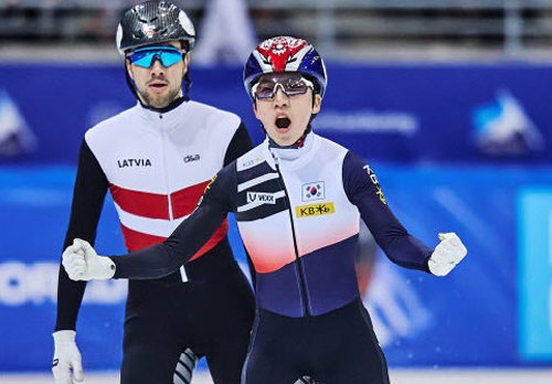 박지원(오른쪽)이 4일(현지 시간) 독일 드레스덴에서 열린 2022∼2023시즌 국제빙상경기연맹(ISU) 쇼트트랙 월드컵 5차 대회 남자 1000m 레이스에서 가장 먼저 결승선을 지난 뒤 두 주먹을 불끈 쥐며 포효하고 있다. ISU 홈페이지