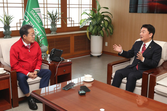 안철수 국민의힘 의원(오른쪽)이 지난해 9월 21일 오전 대구시청 산격청사를 찾아 홍준표 대구시장과 환담을 나누고 있다.  ⓒ News1