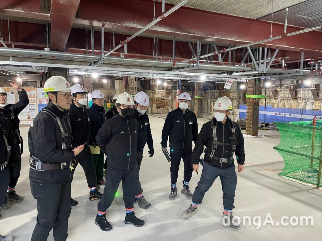 김인수 사장(사진 가운데)이 아파트 리모델링 현장을 방문한 모습. 쌍용건설 제공
