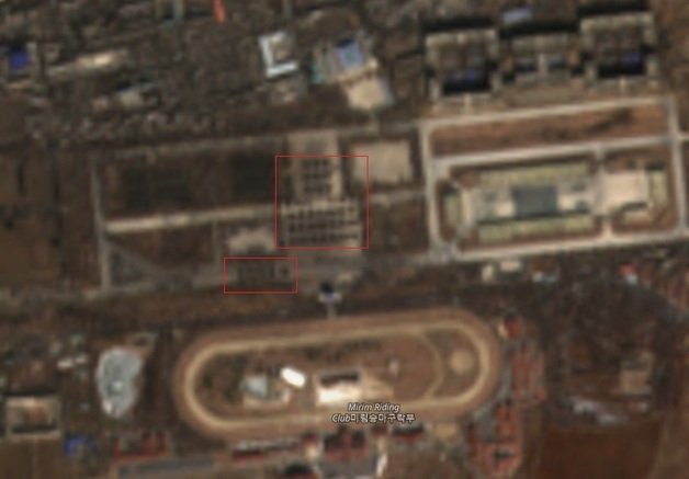 인공위성 ‘센티널-2A’가 이달 4일 북한 평양 미림비행장 일대를 촬영한 위성사진. 열병식 연습장 중앙의 검은 점들이 대오를 갖춰 도열해 있는 병력들(빨간색 큰 사각형). 남서쪽 도로에도 병력들이 대오를 갖춰 행진 중인 모습이 보인다. (센티널 허브 캡처)