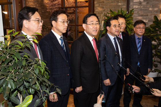 주호영 국민의힘 원내대표(왼쪽 세 번째)와 박홍근 더불어민주당 원내대표(왼쪽 네 번째)를 비롯한 여야 원내지도부가 6일 서울 여의도 한 식당에서 오찬 회동에 앞서 취재진 질문에 답하고 있다. 왼쪽부터 송언석 국민의힘 원내수석부대표, 위성곤 더불어민주당 원내수석부대표, 주 원내대표, 박 원내대표, 성일종 국민의힘 정책위의장, 김성환 더불어민주당 정책위의장. 2023.2.6/뉴스1