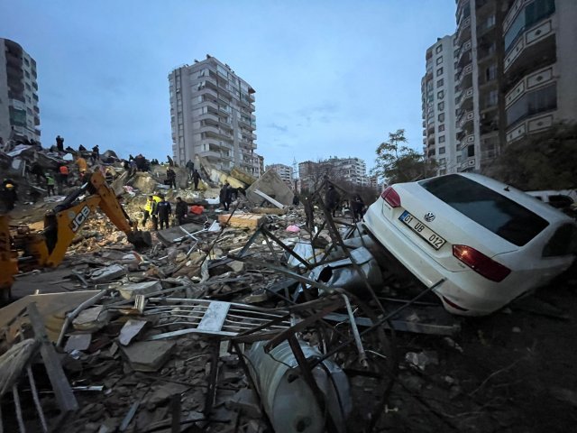 6일(현지시간) 튀르키예 동남부에서 규모 7.8의 강진이 발생한 가운데 무너져 내린 건물 잔해 위해서 사람들이 구조 활동을 벌이고 있다. 게티이미지코리아