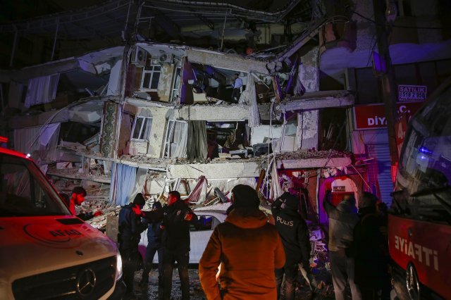 6일(현지시간) 튀르키예 동남부에서 발생한 규모 7.8의 강진으로 건물이 무너져 내린 모습. 게티이미지코리아