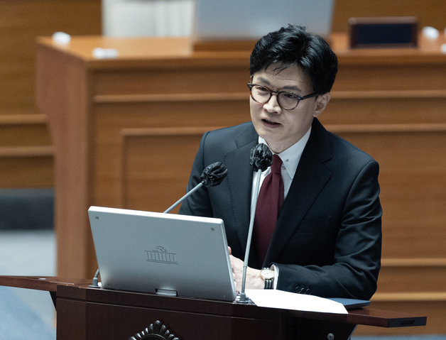 한동훈 법무부 장관이 6일 오후 서울 여의도 국회에서 열린 제403회 국회(임시회) 제2차 본회의 ‘정치·외교·통일·안보’ 분야 대정부 질문에서 의원 질의에 답변하고 있다. 2023.2.6/뉴스1