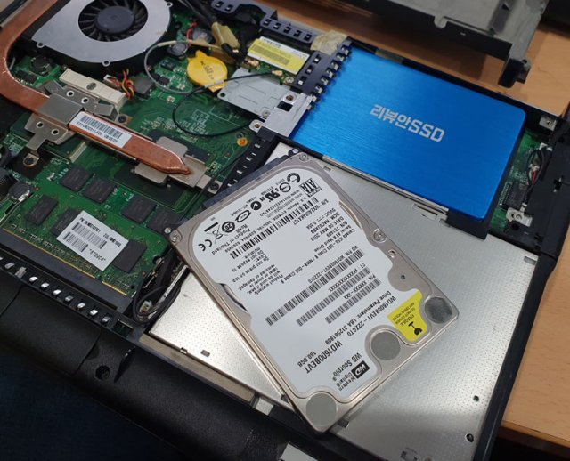 노트북에 탑재된 기존 HDD를 SSD로 교체하는 업그레이드의 사례 (출처=IT동아)