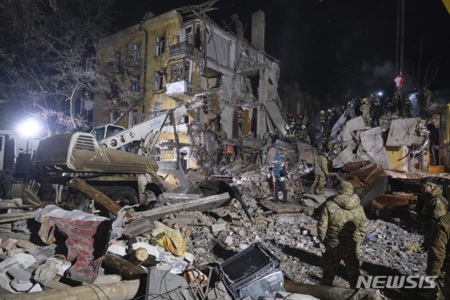 러시아 폭격으로 파괴된 우크라이나 아파트. 뉴시스