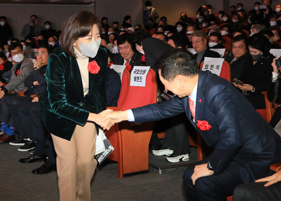 국민의힘 나경원 전 의원(왼쪽)과 김기현 의원이 지난 1월 5일 오후 서울 송파구민회관에서 열린 배현진 송파을 의원 신년인사회에 참석해 인사 나누고 있다. 뉴스1