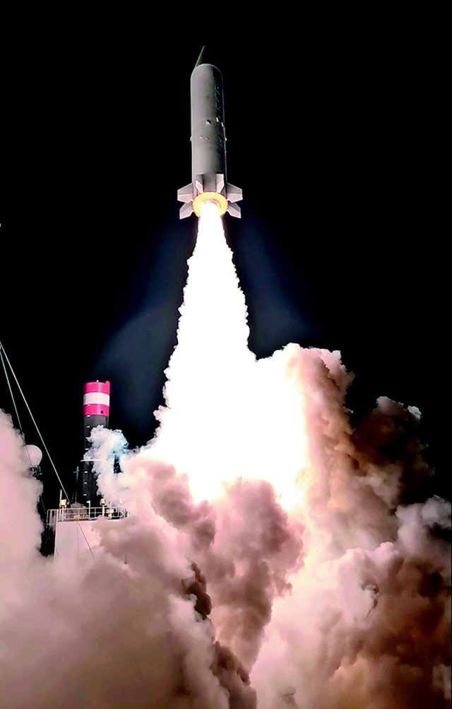 지난해 12월 30일 국방과학연구소(ADD)의 충남 안흥시험장에서 고체연료 추진 우주발사체의 2차 시험발사가 진행되고 있다. 국방부 제공