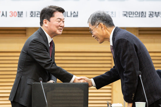 지난해 12월 14일 안철수 국민의힘 의원이 서울 여의도 국회 의원회관에서 열린 ‘혁신24 새로운 미래’ 공부모임에 참석해 신평 변호사와 인사를 나누고 있다. ⓒ News1