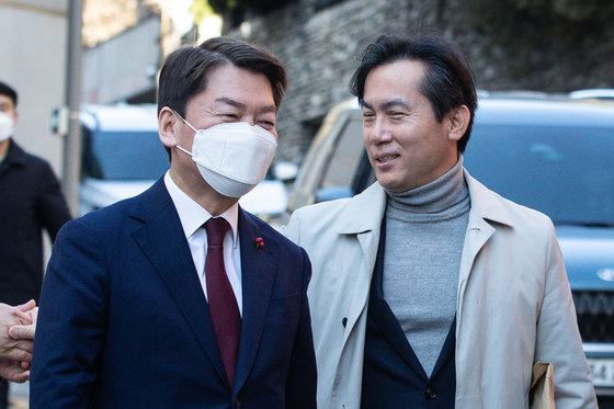 국민의힘 당권 주자인 안철수 의원이 설 연휴를 앞둔 20일 서울 강남구 이명박 전 대통령 예방을 위해 사저로 들어서고 있다. 오른쪽은 김영우 선대위원장. 2023.1.20. 뉴스1